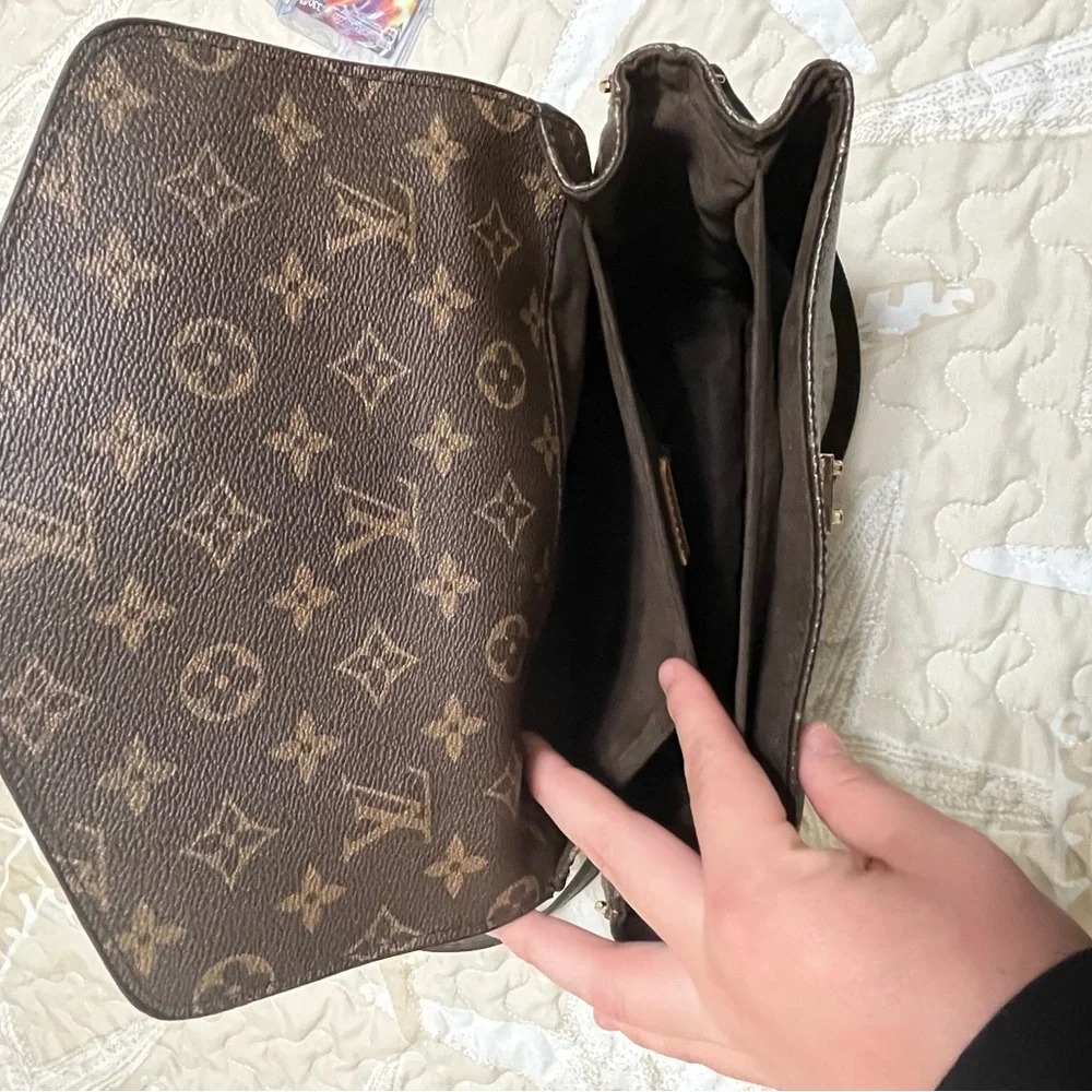 Elegant Brown Designer Crossbody Bag - Picture 8 of 9
